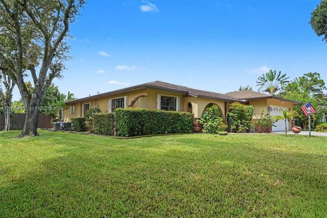 13602 SW 24th St, Davie, FL 33325