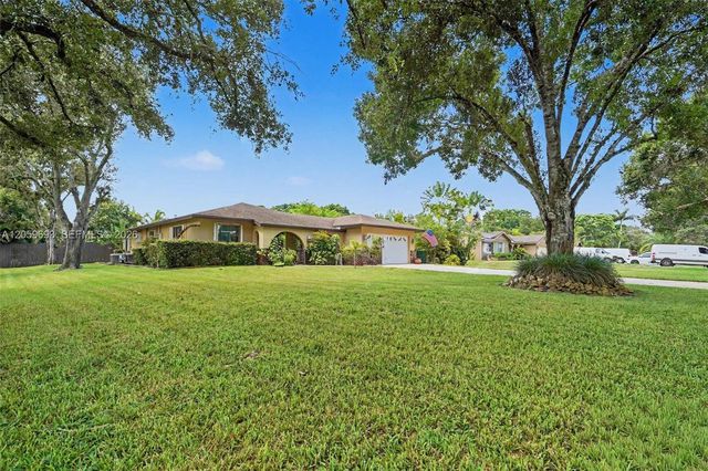 13602 SW 24th St, Davie, FL 33325