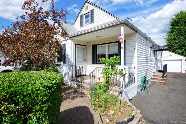 172 Wellington Road S, Garden City, NY 11530