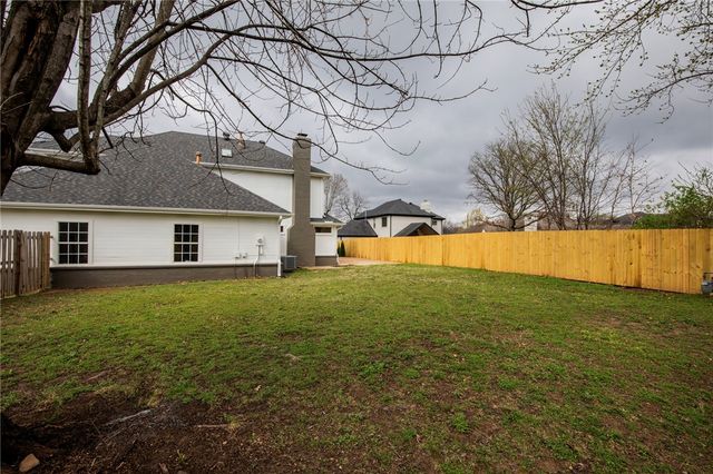 2216 Aspen Drive, Fayetteville, AR 72703