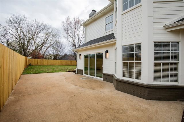 2216 Aspen Drive, Fayetteville, AR 72703