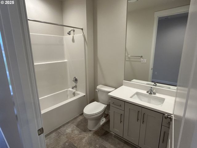 704 Magnolia Ave 43, Woodburn, OR 97071