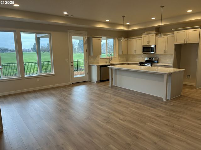 704 Magnolia Ave 43, Woodburn, OR 97071