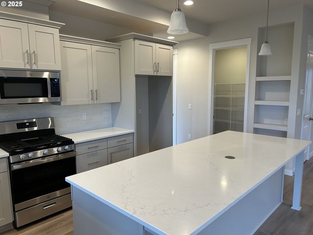 704 Magnolia Ave 43, Woodburn, OR 97071