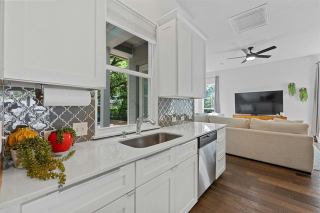 1902 E 8th ST, Austin, TX 78702