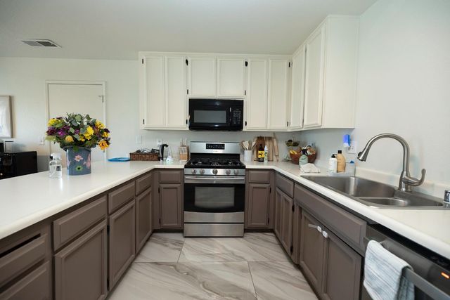 1300 Windsor Ct, Turlock, CA 95380
