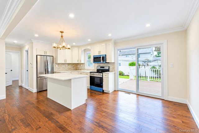 18 Hitchcock Lane, Farmingdale, NY 11735