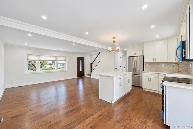 18 Hitchcock Lane, Farmingdale, NY 11735
