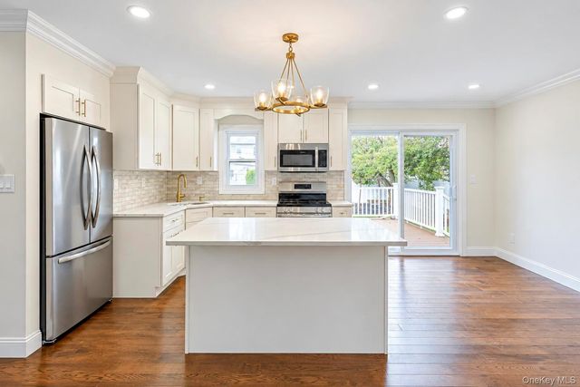 18 Hitchcock Lane, Farmingdale, NY 11735