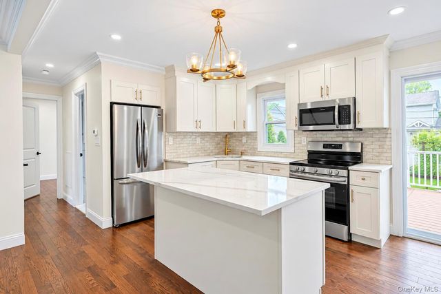 18 Hitchcock Lane, Farmingdale, NY 11735