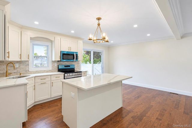 18 Hitchcock Lane, Farmingdale, NY 11735