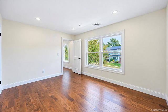 18 Hitchcock Lane, Farmingdale, NY 11735