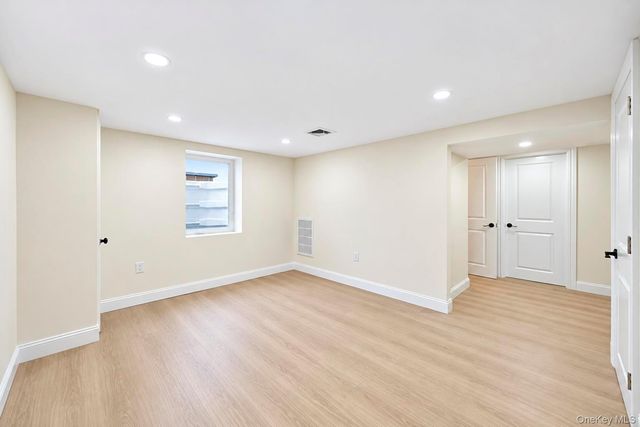 18 Hitchcock Lane, Farmingdale, NY 11735