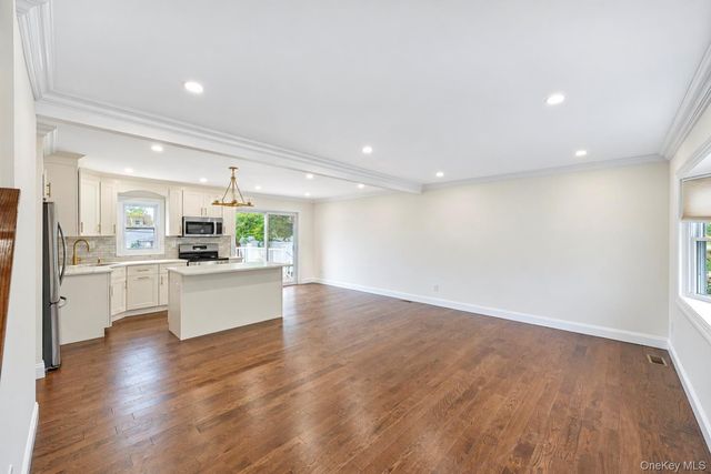 18 Hitchcock Lane, Farmingdale, NY 11735