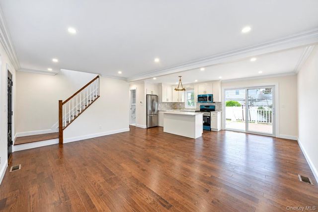 18 Hitchcock Lane, Farmingdale, NY 11735