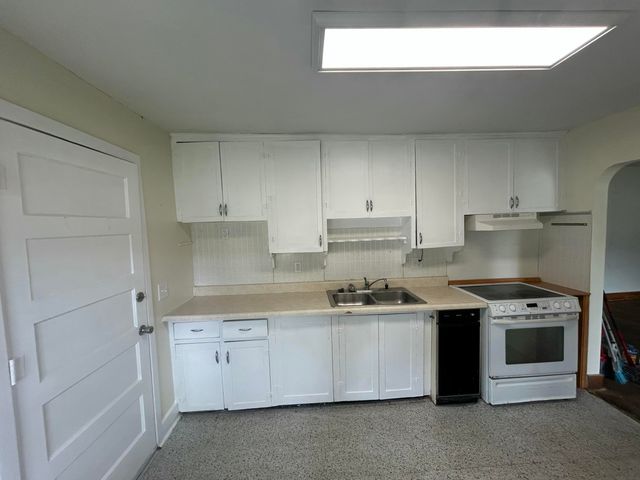 2045 N Weller Avenue, Springfield, MO 65803