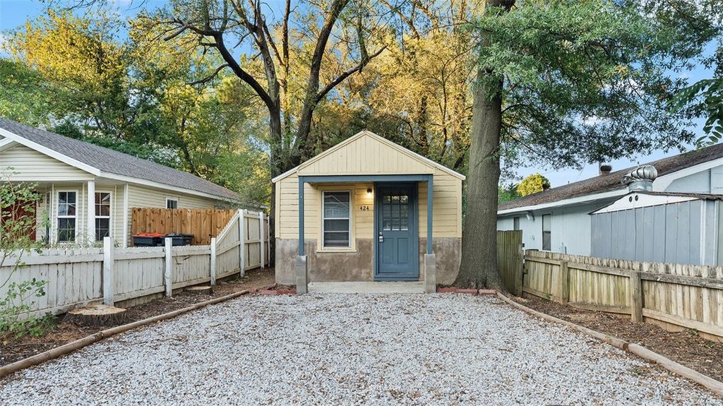 424 E Velma Avenue, Springdale, AR 72764