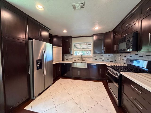 4750 Backenberry Drive, Friendswood, TX 77546