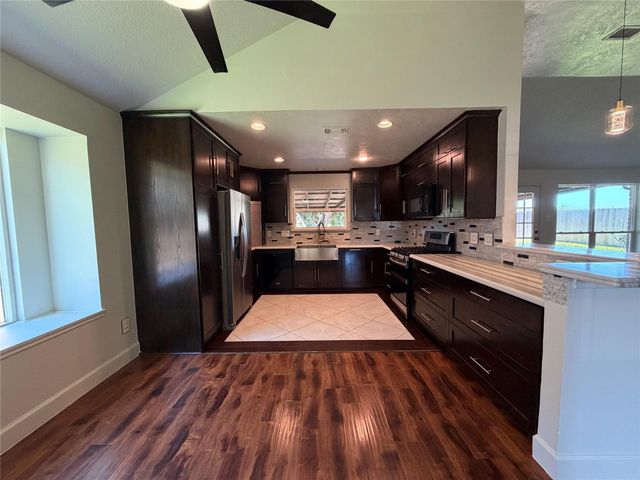 4750 Backenberry Drive, Friendswood, TX 77546