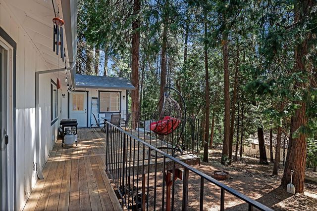 5242 Loch Leven Dr, Pollock Pines, CA 95726