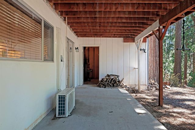 5242 Loch Leven Dr, Pollock Pines, CA 95726