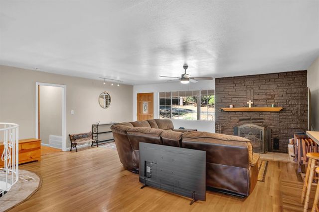 5242 Loch Leven Dr, Pollock Pines, CA 95726