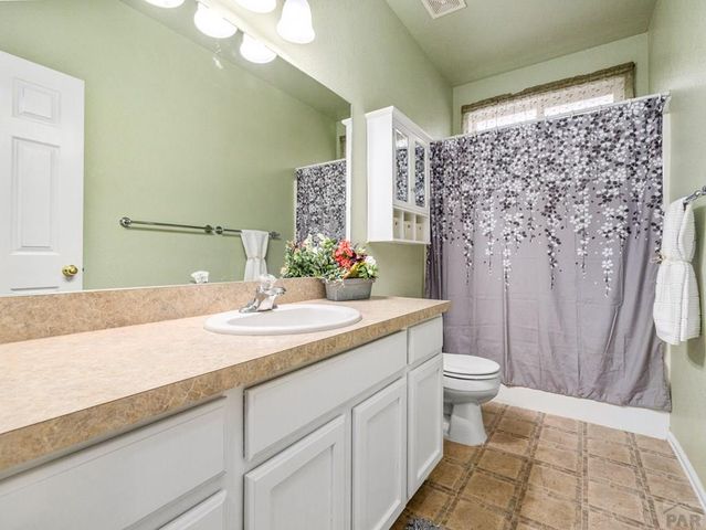 1044 Willowcrest Dr, Pueblo, CO 81005