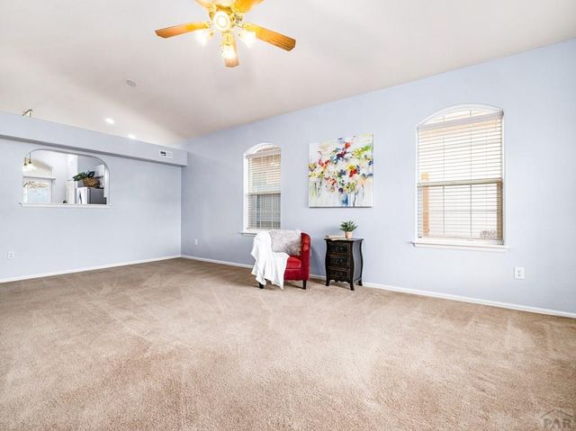 1044 Willowcrest Dr, Pueblo, CO 81005