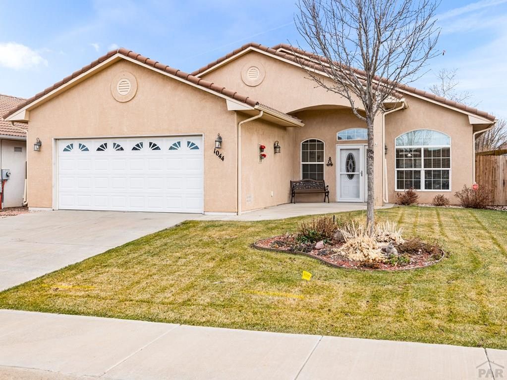 1044 Willowcrest Dr, Pueblo, CO 81005