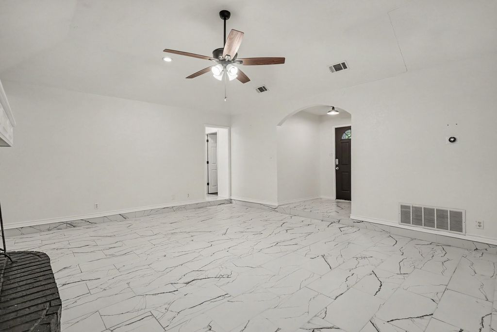 937 Jessica Drive, Burleson, TX 76028 — photo 4