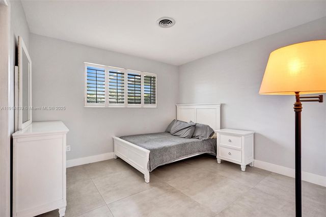 1940 NE 185th Ter, North Miami Beach, FL 33179