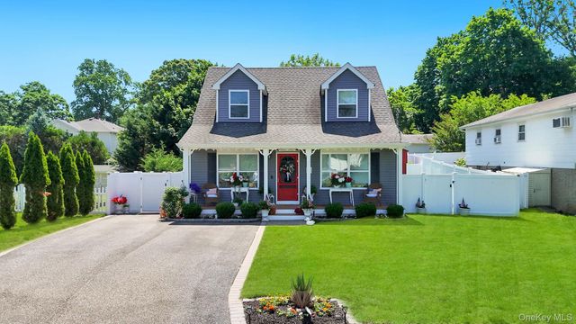 17 Walnut Road, Kings Park, NY 11754