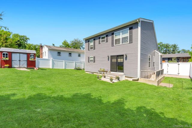 17 Walnut Road, Kings Park, NY 11754