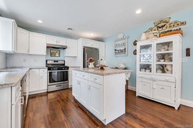 17 Walnut Road, Kings Park, NY 11754