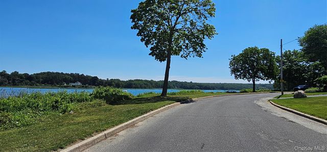 17 Walnut Road, Kings Park, NY 11754
