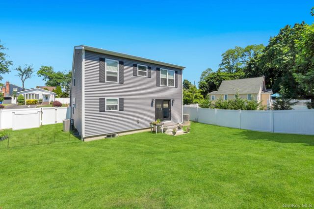 17 Walnut Road, Kings Park, NY 11754