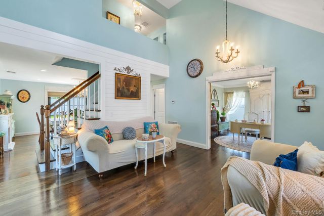 17 Walnut Road, Kings Park, NY 11754