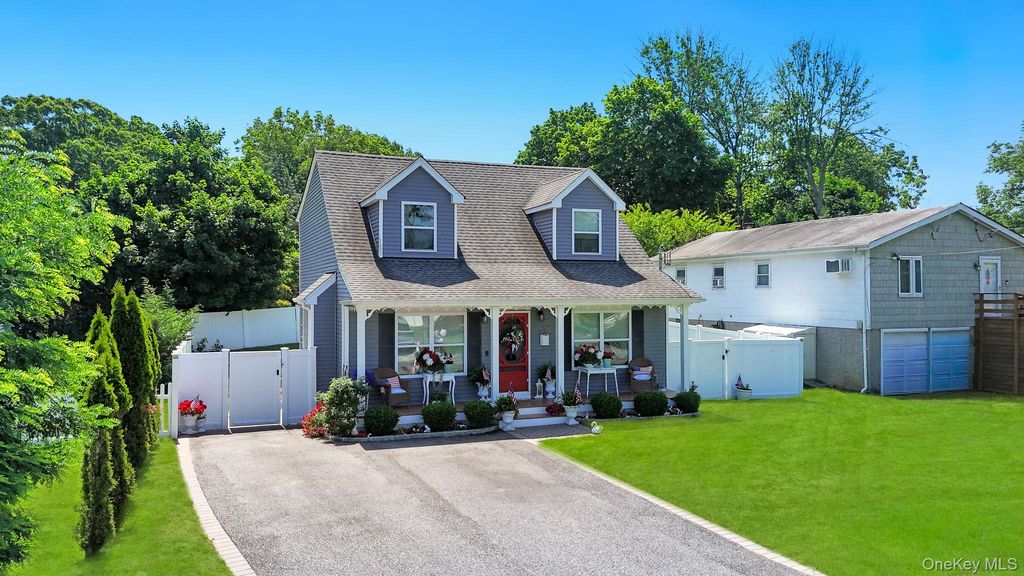 17 Walnut Road, Kings Park, NY 11754