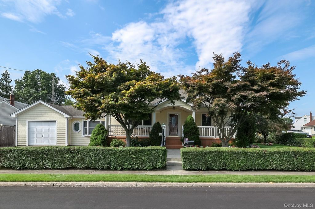 46 Woodbine Drive E, Hicksville, NY 11801 — photo 2