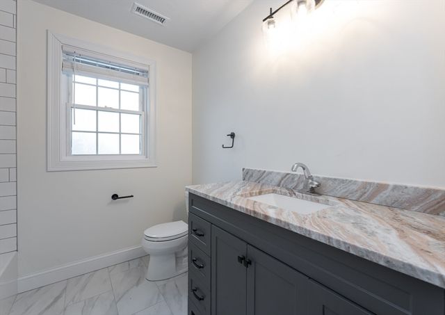 8 Vista Cir, Rutland, MA 01543