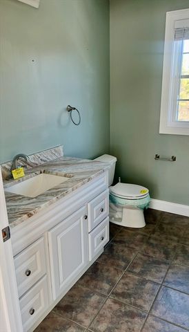 8 Vista Cir, Rutland, MA 01543