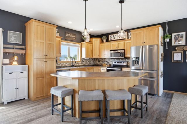 729 36th Avenue W, West Fargo, ND 58078