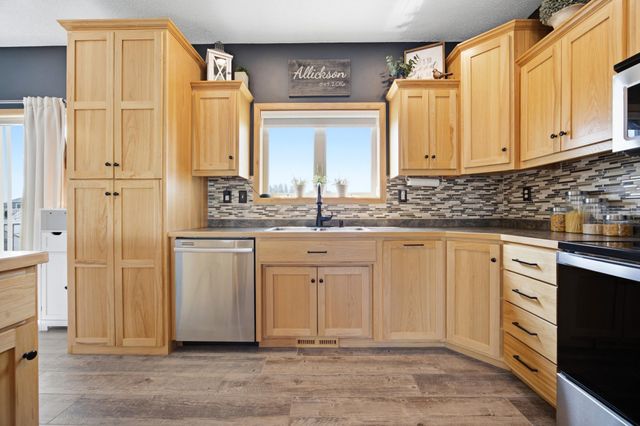 729 36th Avenue W, West Fargo, ND 58078