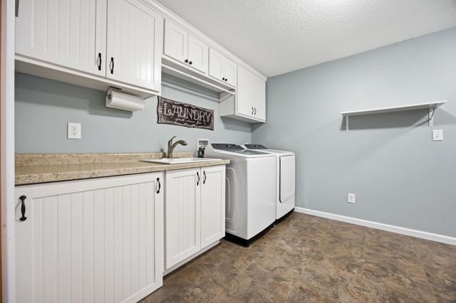 729 36th Avenue W, West Fargo, ND 58078