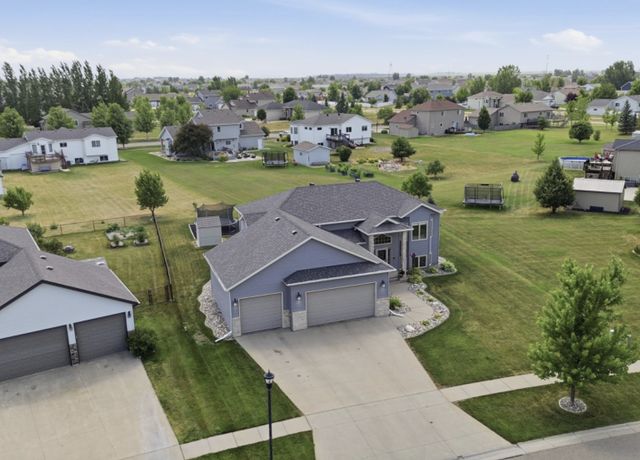 729 36th Avenue W, West Fargo, ND 58078