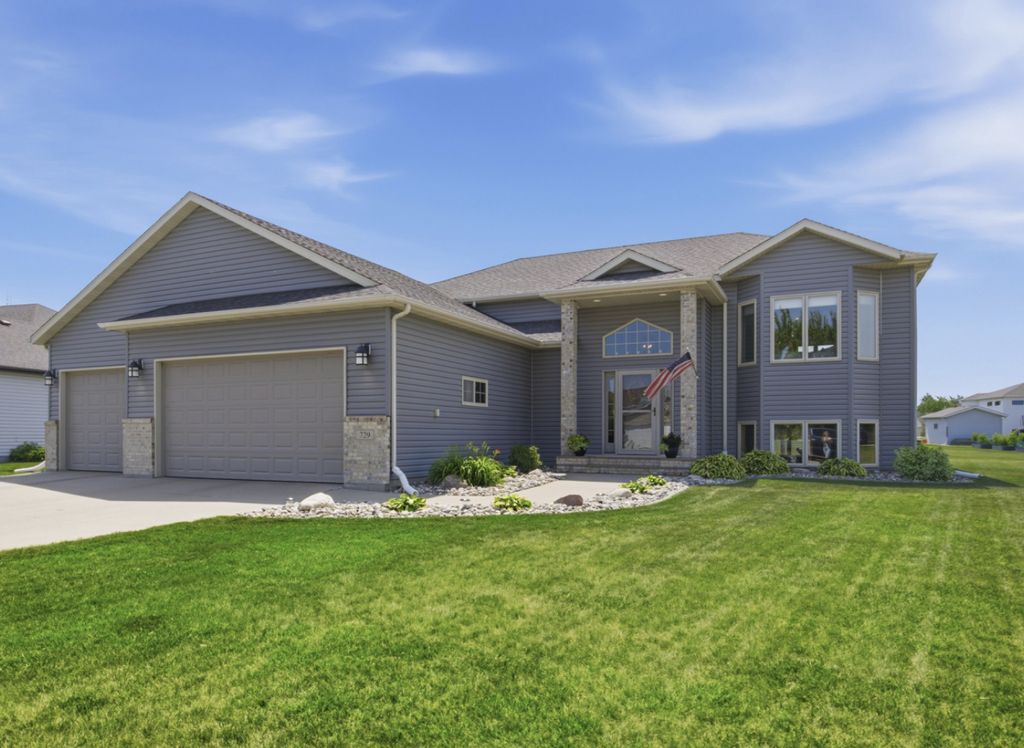 729 36th Avenue W, West Fargo, ND 58078