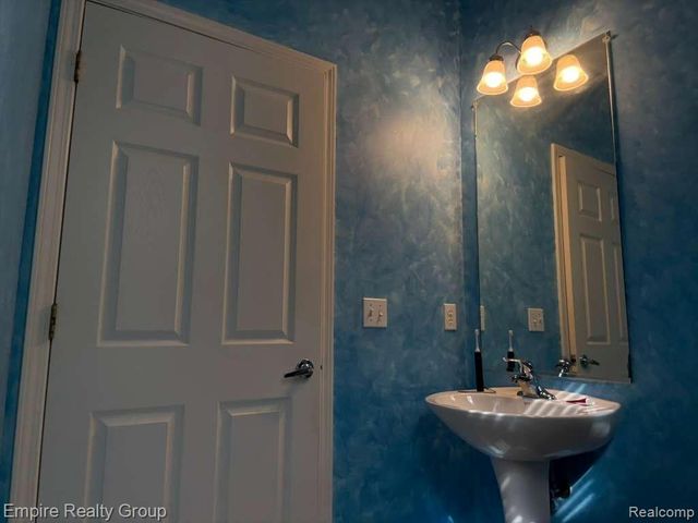 33889 Stonecrest Drive, Sterling Heights, MI 48312