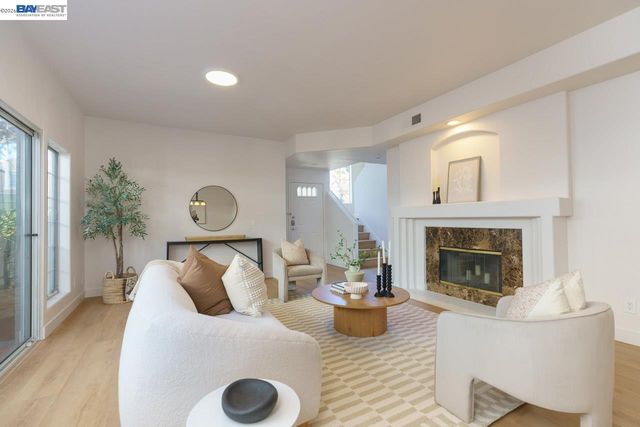 8591 Via Mallorca F, San Diego, CA 92037