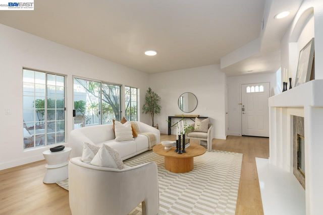 8591 Via Mallorca F, San Diego, CA 92037