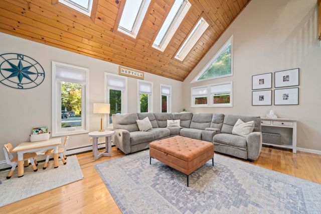 10 Spectacle Pond Terrace, Wareham, MA 02538